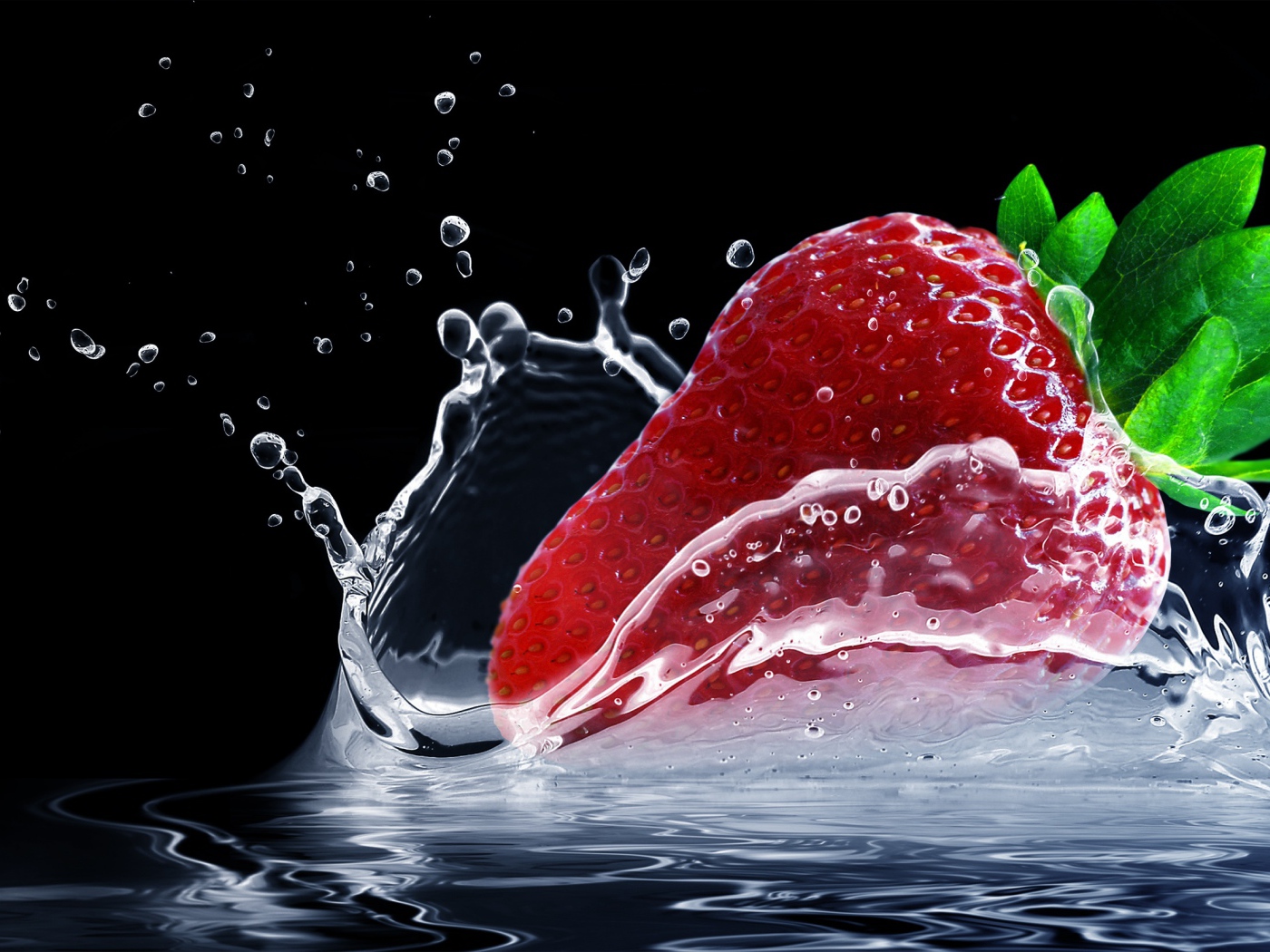 Красная спелая клубника в воде на черном фоне