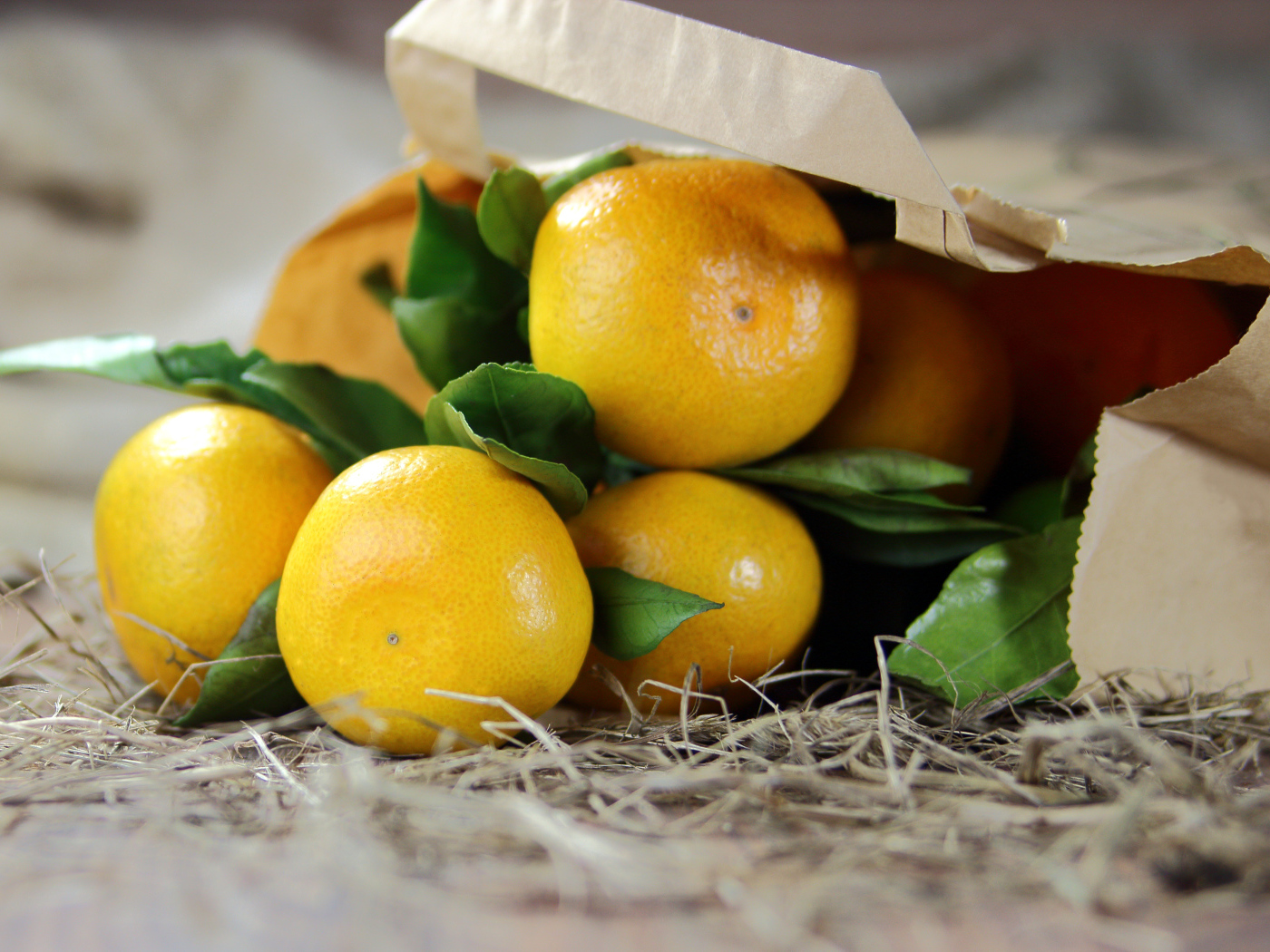 Спелые мандарины в бумажном пакете