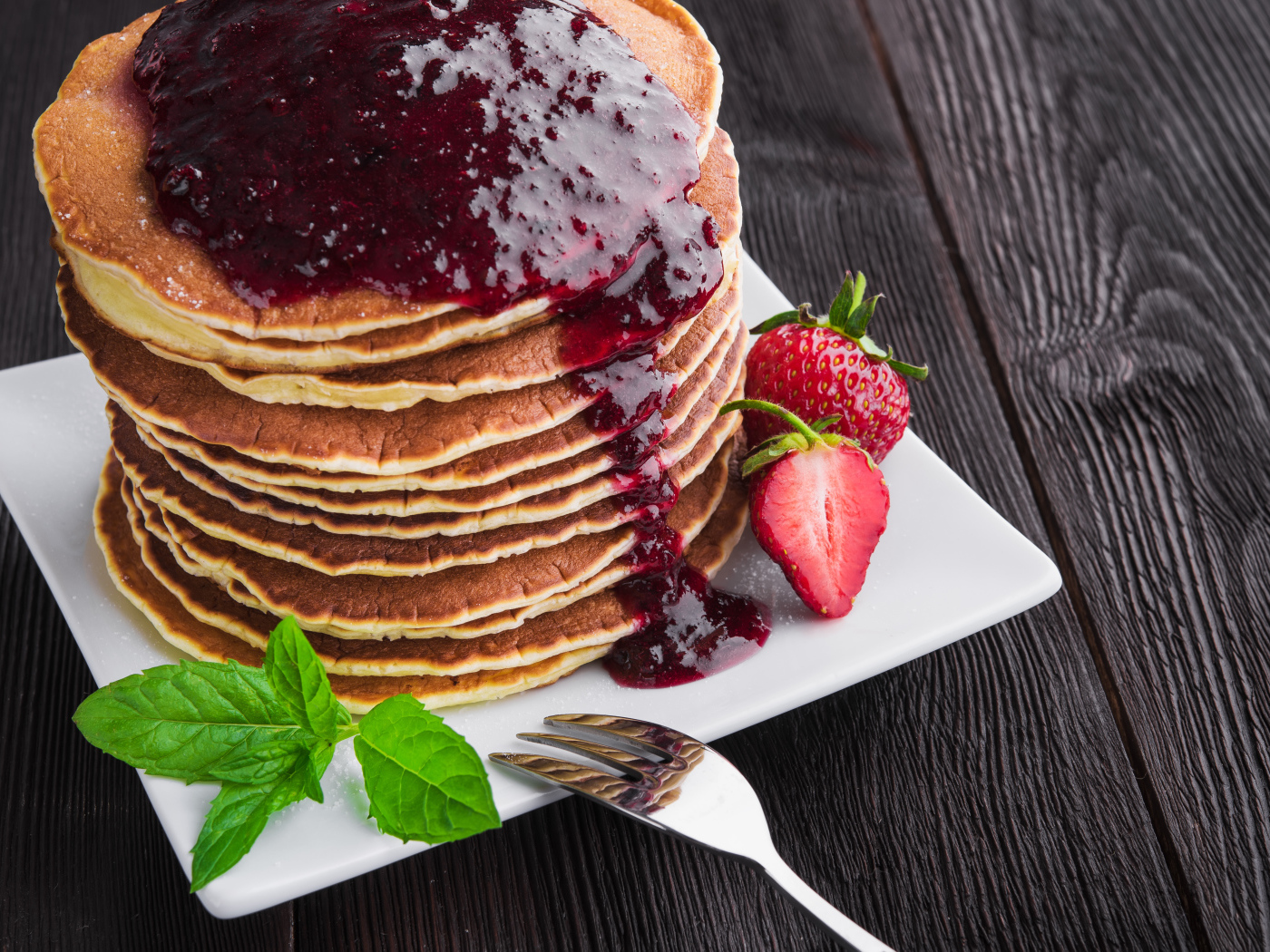 Аппетитные панкейки с джемом и ягодами клубники