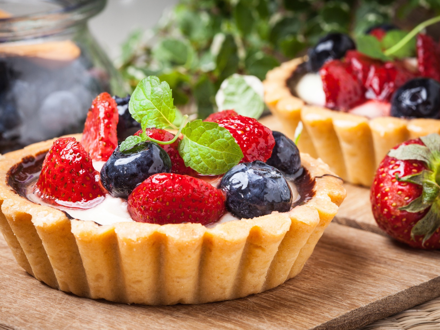 Пирожное с кремом и свежими ягодами черники и клубники