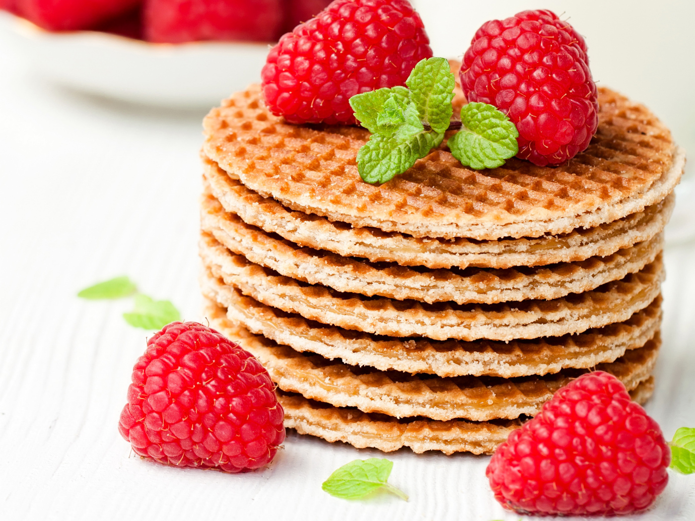 Сладкие вафли со свежей малиной