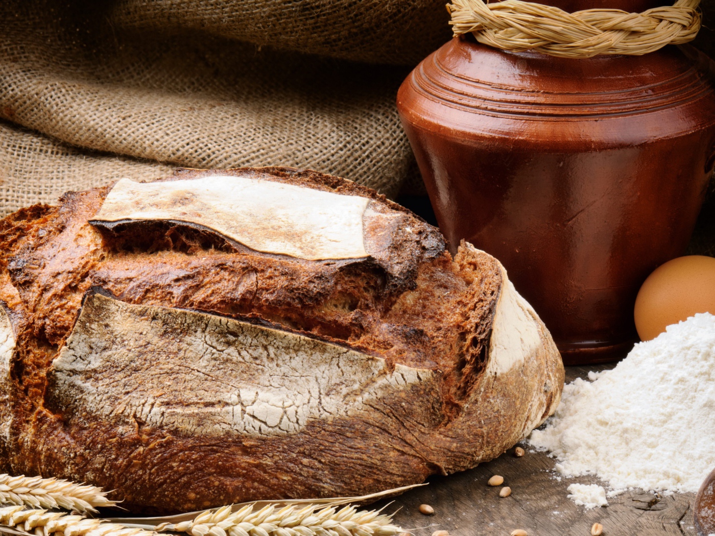 Пшеничный свежий хлеб с мукой и яйцами