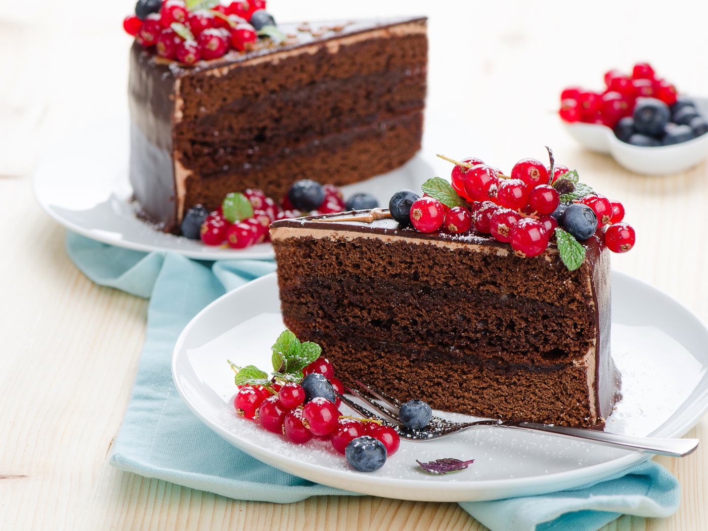 Праздничный шоколадный торт с красной смородиной и черникой