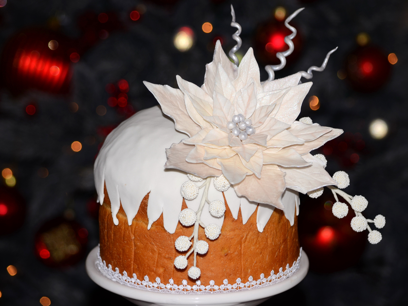 Аппетитный торт с красивым белым цветком