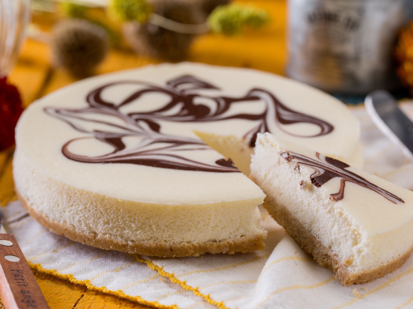 Аппетитный торт с шоколадным рисунком стоит на столе