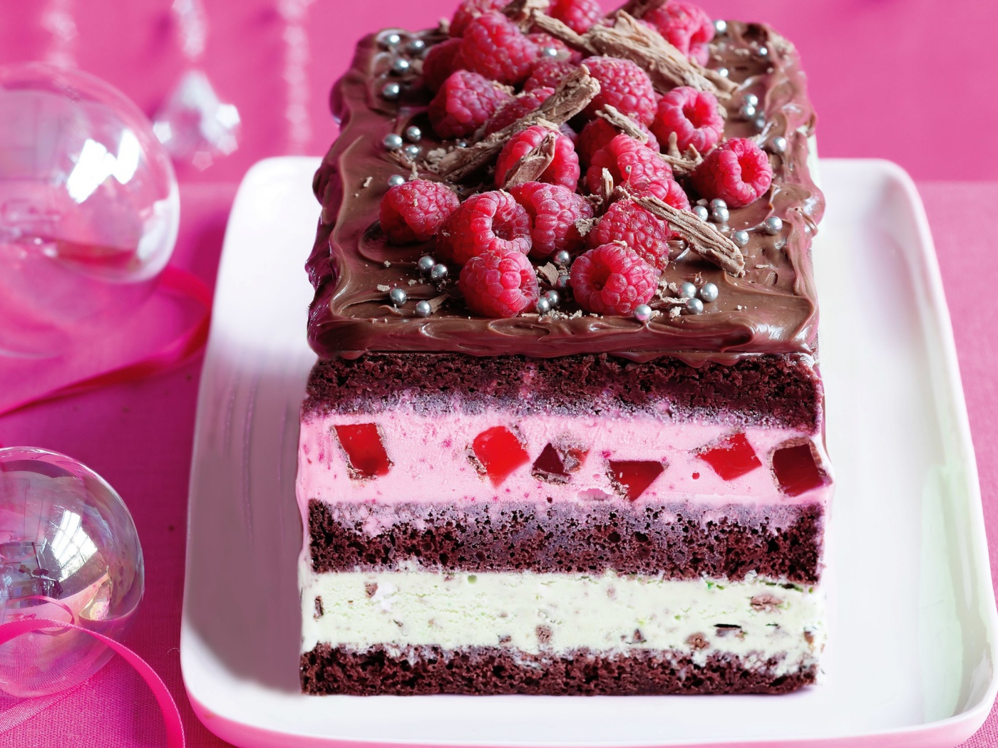 Аппетитный торт со свежей малиной и шоколадом