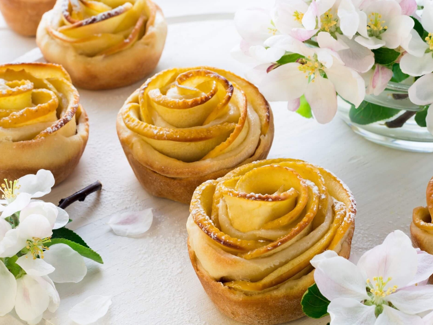 Аппетитные пирожные розочки с яблоками