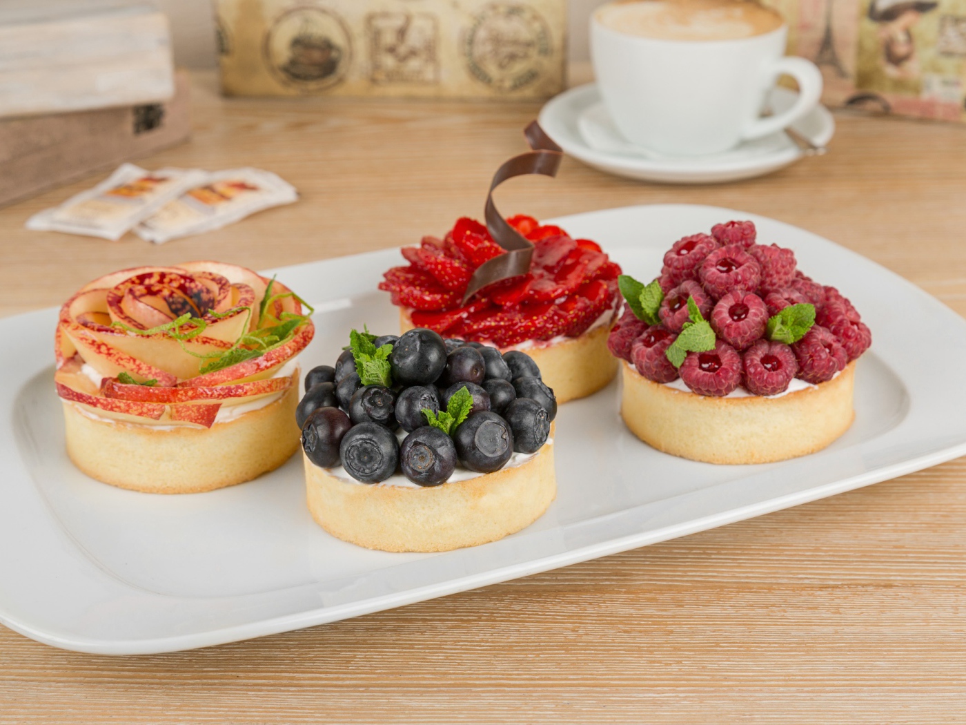 Аппетитные пирожные с ягодами на десерт