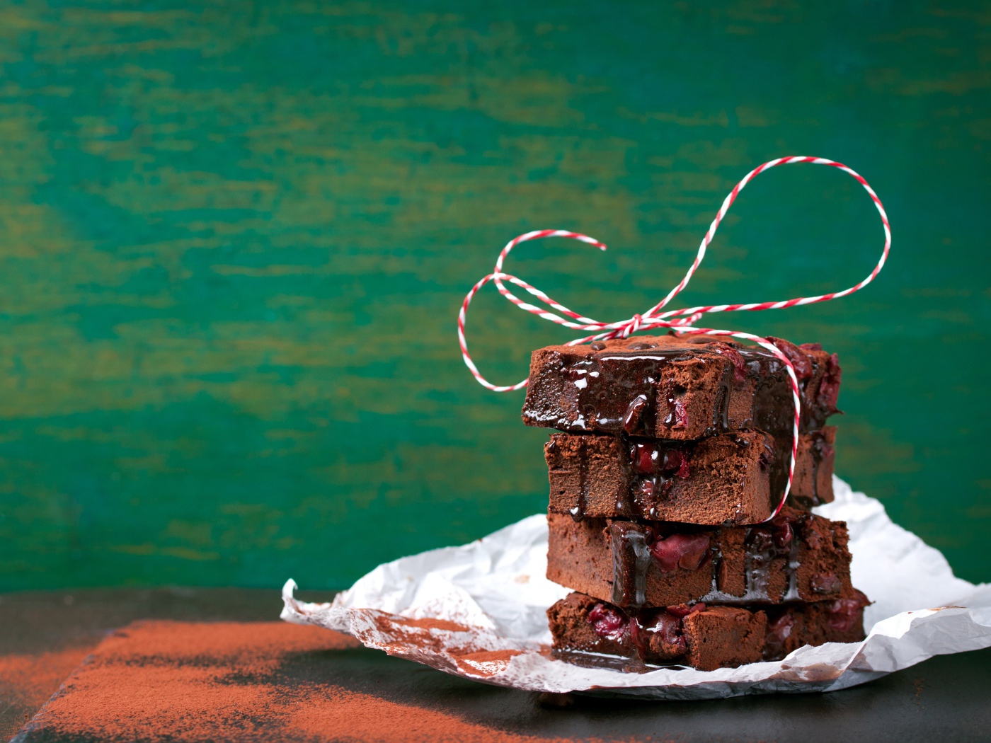 Аппетитное шоколадное пирожное брауни