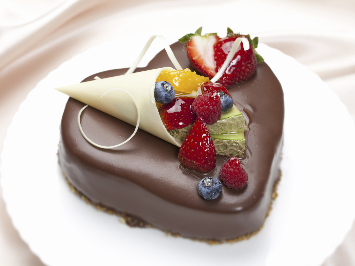 Аппетитный торт в шоколаде с ягодами в форме сердца