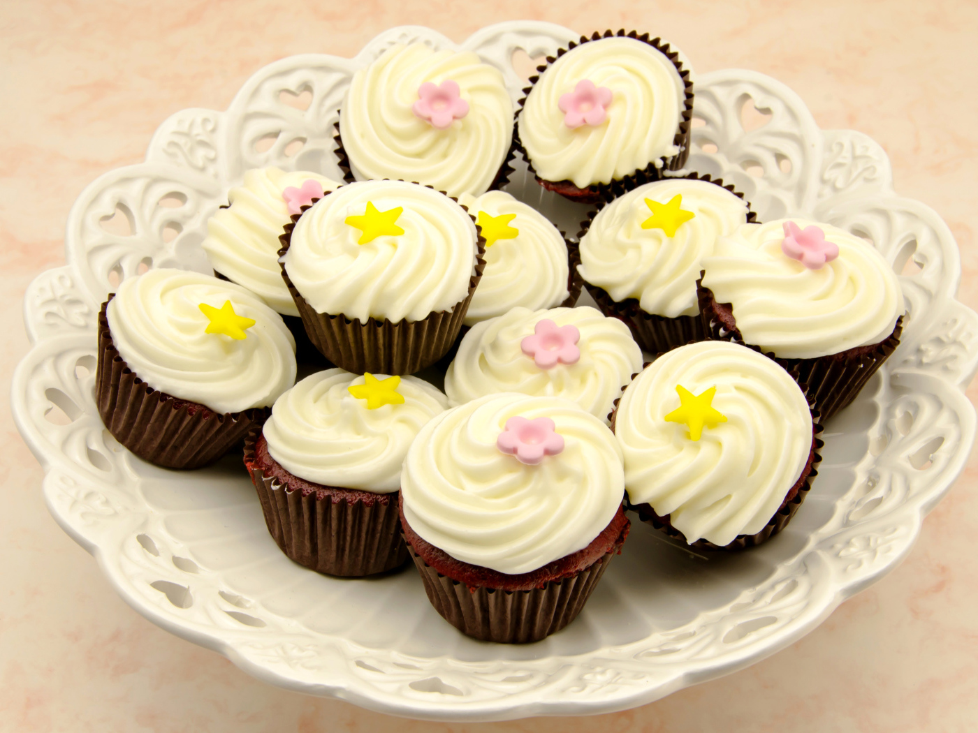 Аппетитные шоколадные капкейки с ванильным кремом