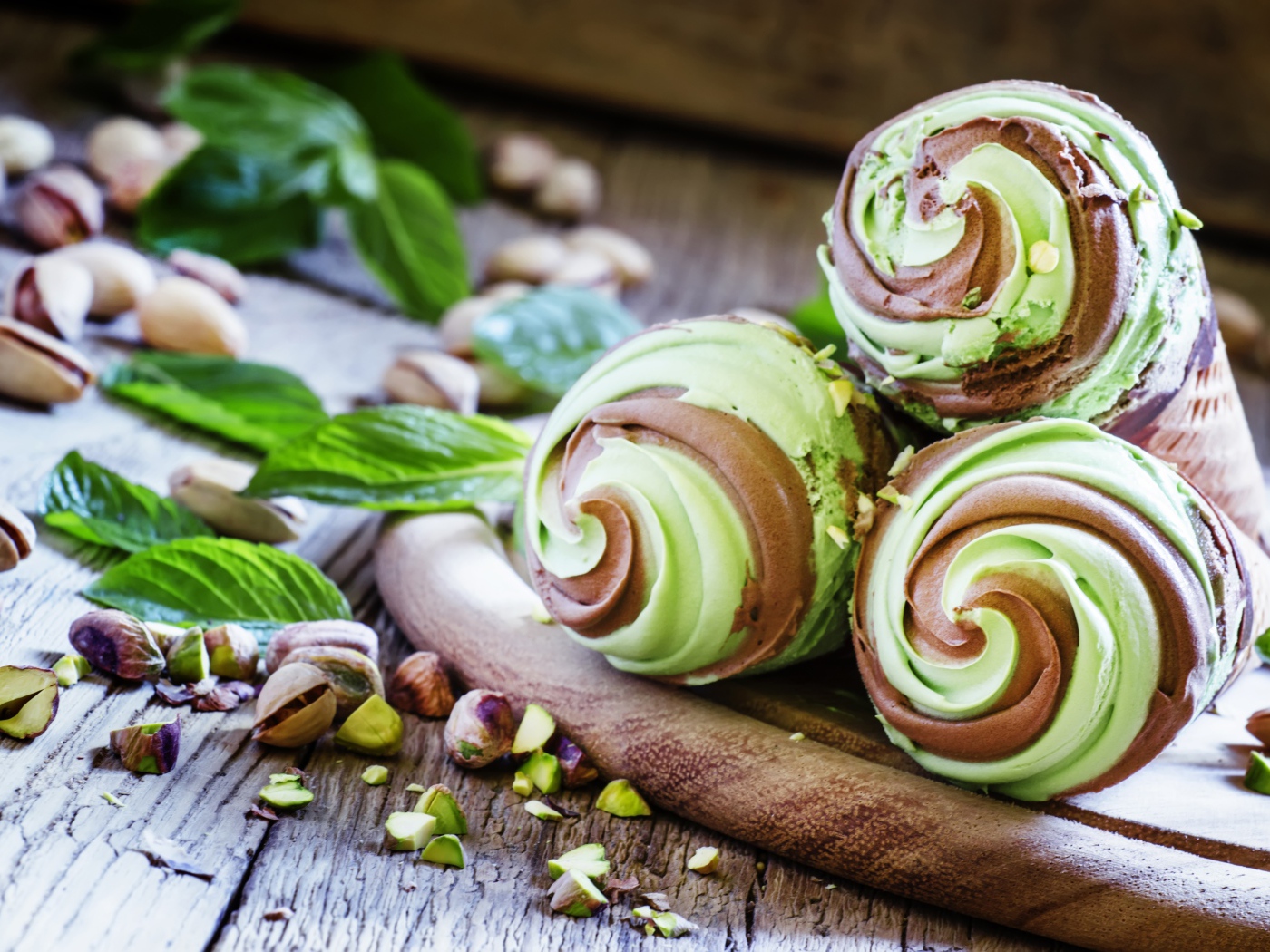 Аппетитное мятно - фисташковое мороженое 