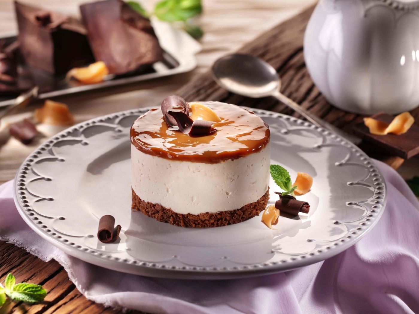 Аппетитный сладкий десерт с карамелью 