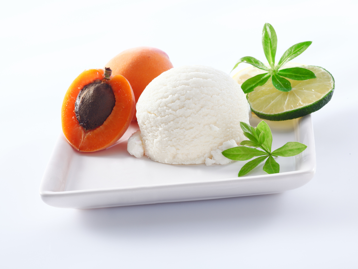 Шарик сливочного мороженого с абрикосами и лаймом