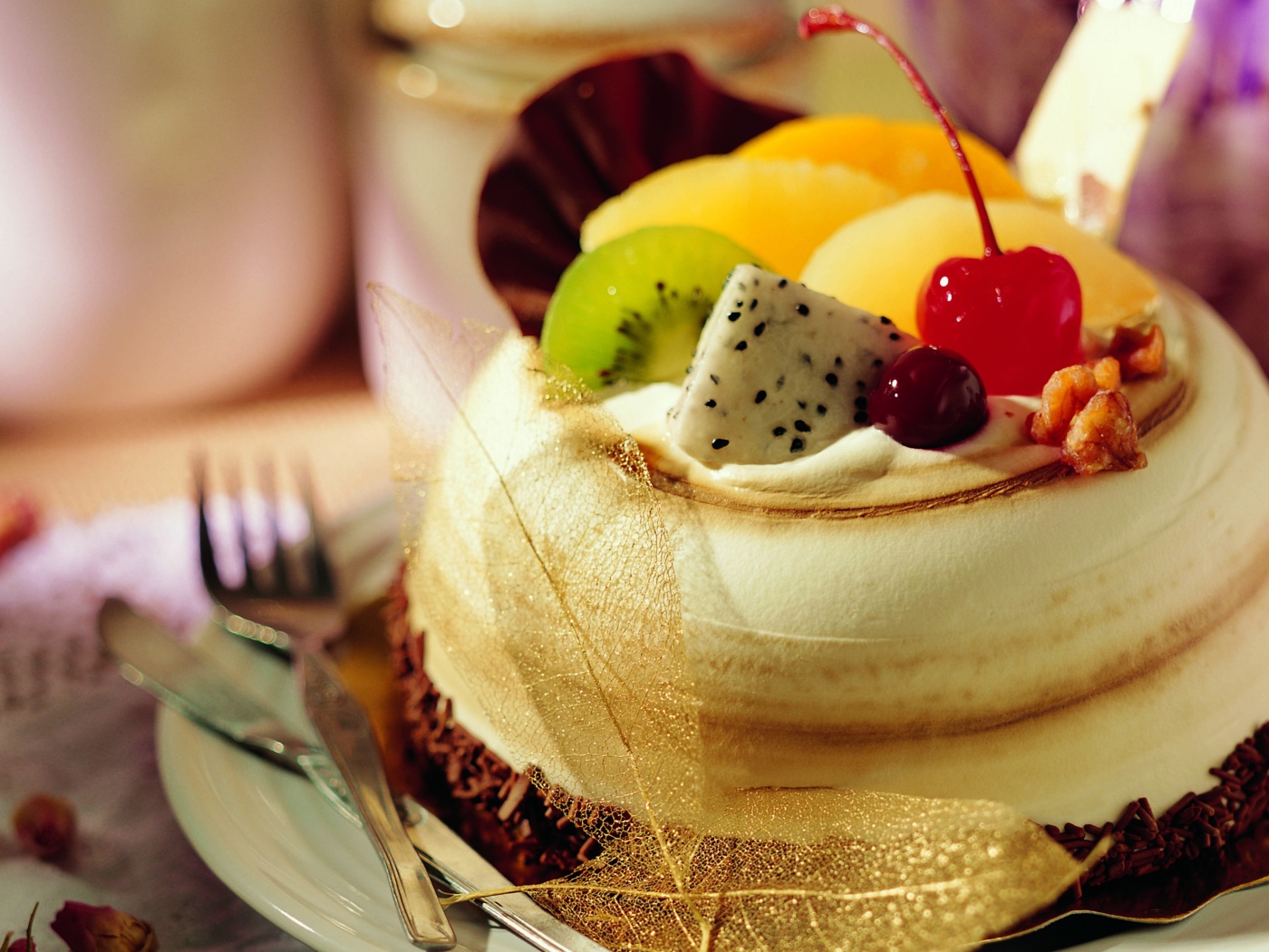 Красивый торт с шоколадом и фруктами