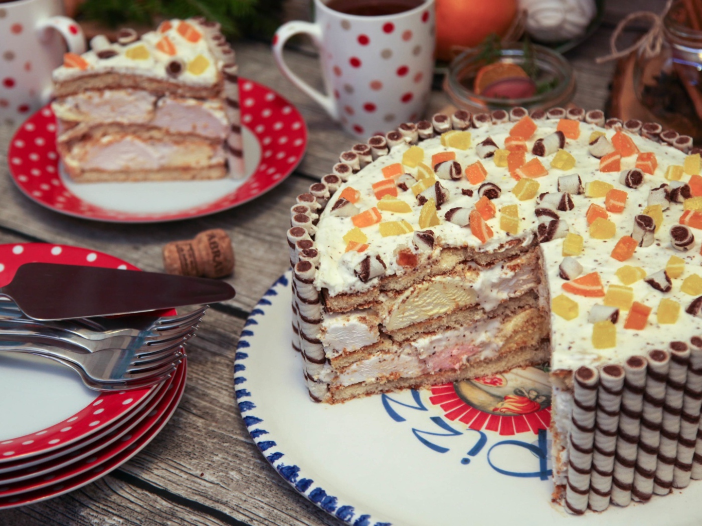 Красивый зефирный торт на праздничном столе 