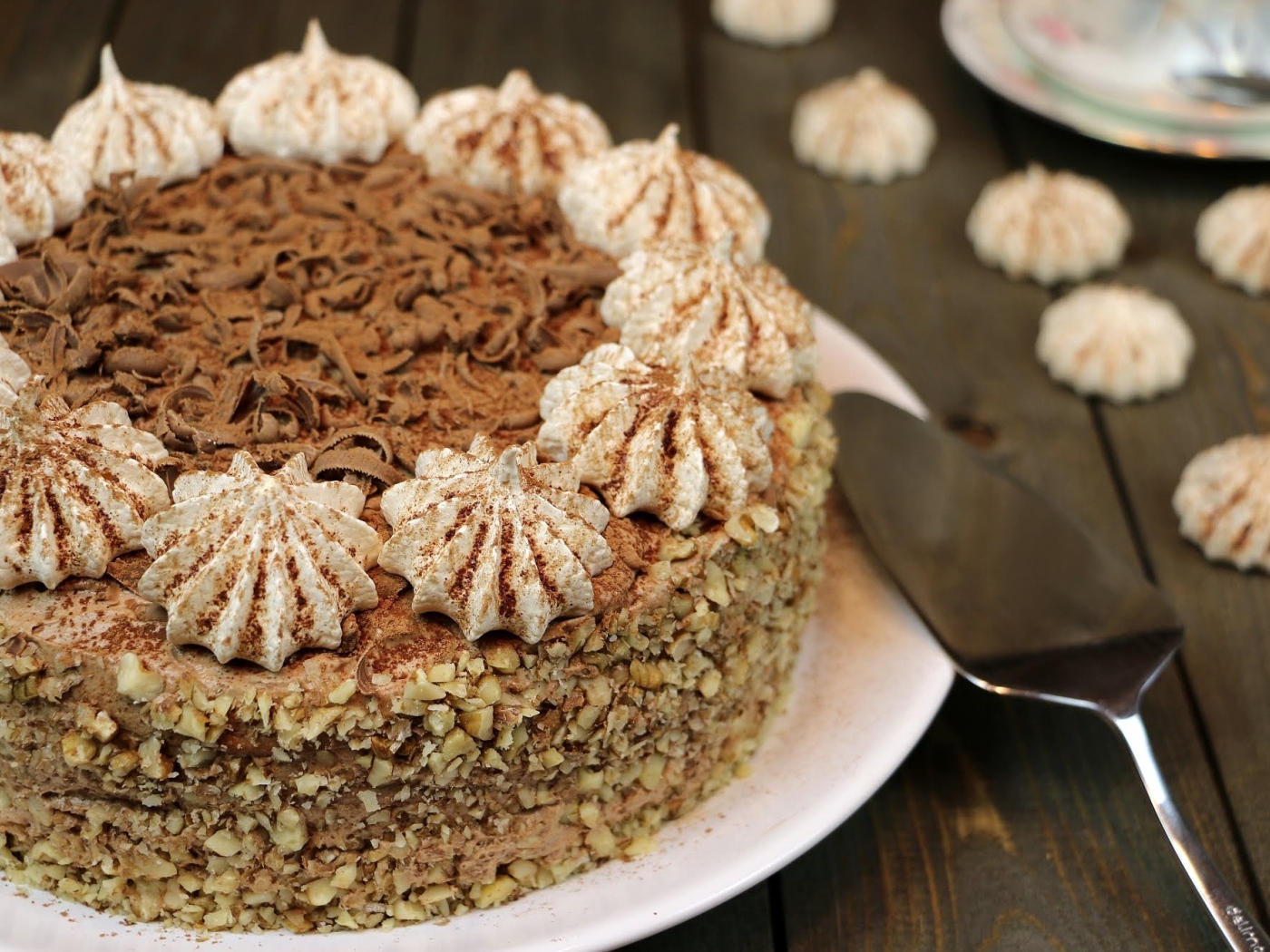 Большой торт с орехами и шоколадом 