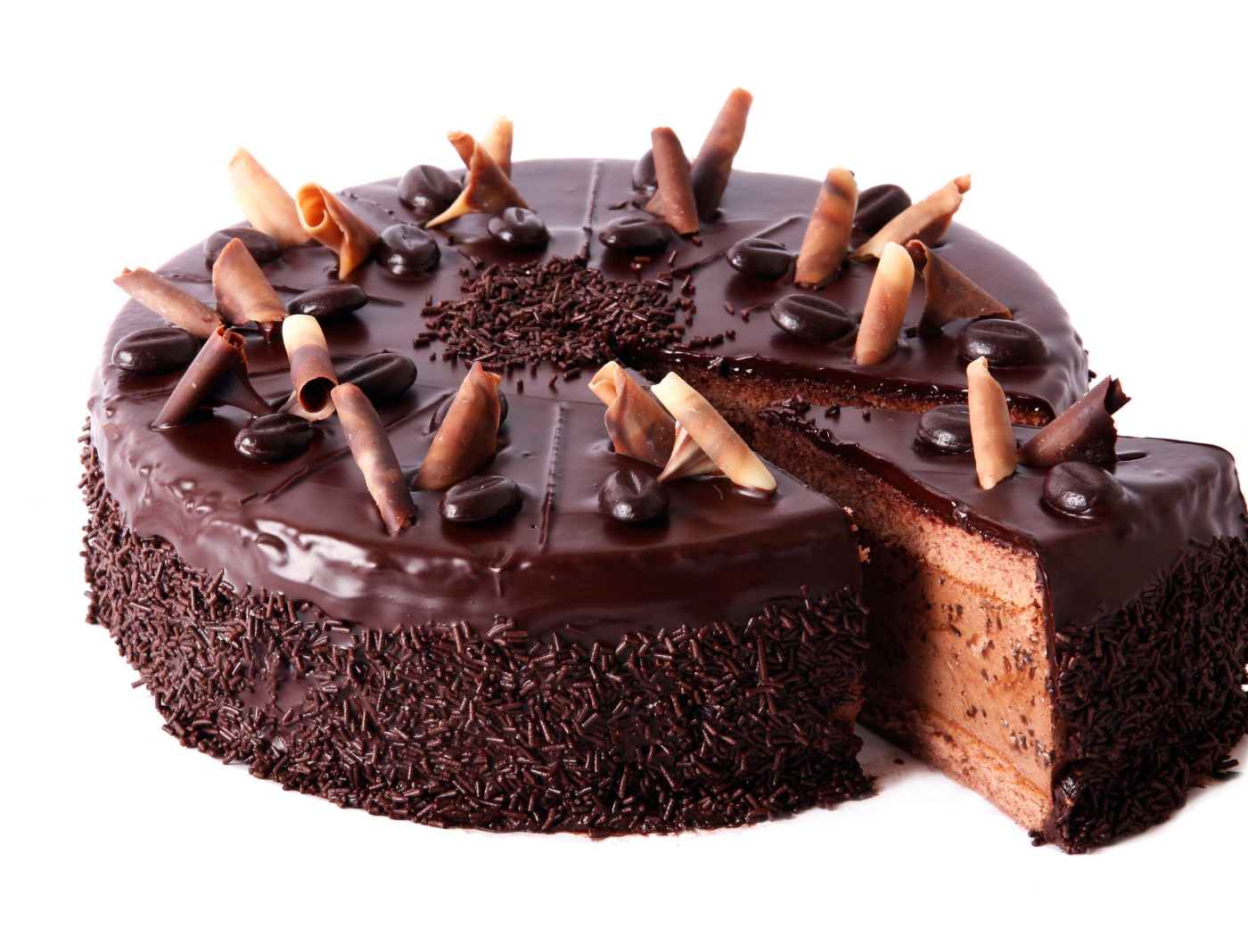 Большой шоколадный торт на белом фоне
