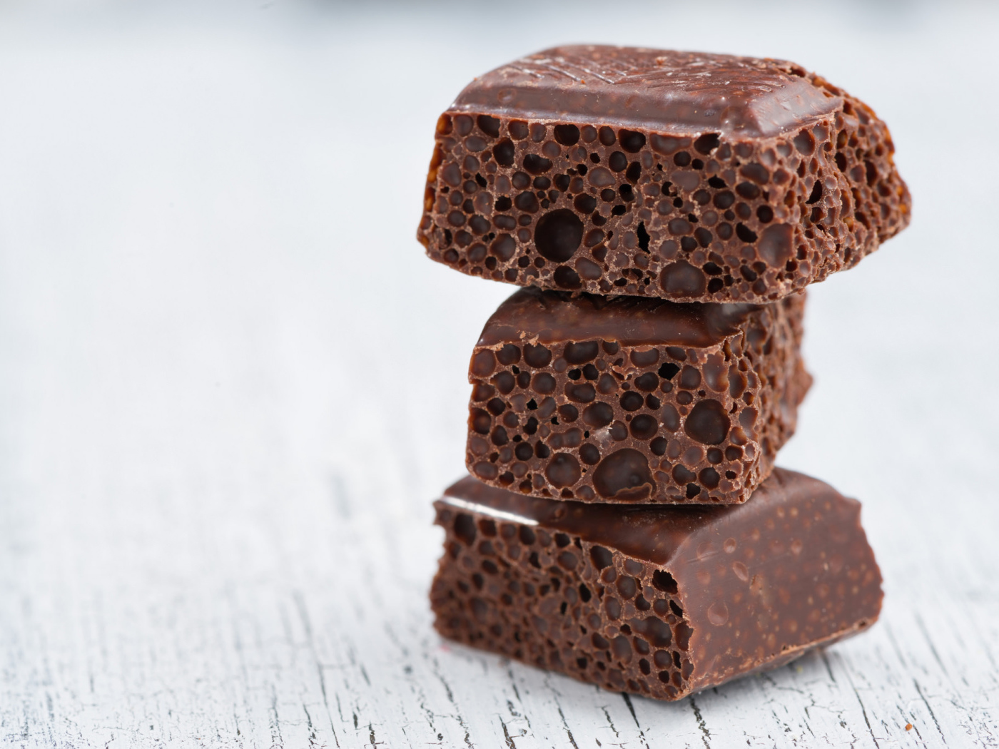 Черный пористый шоколад крупным планом