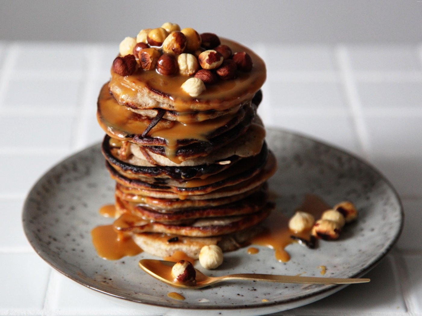 Гречневые оладьи с лесными орехами и сиропом