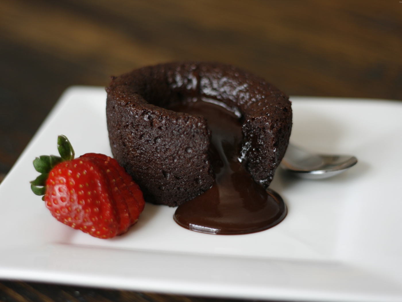 Пирожное с шоколадом и свежей клубникой