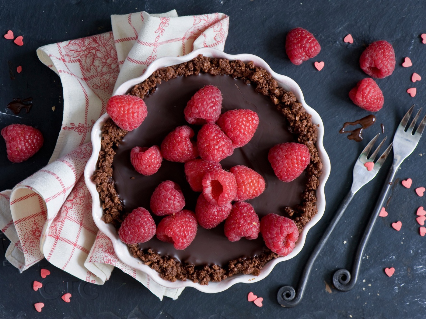 Шоколадный торт со свежей малиной 