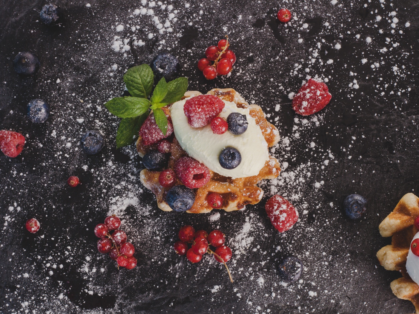 Печенье с кусочком мороженого, ягодами и сахарной пудрой