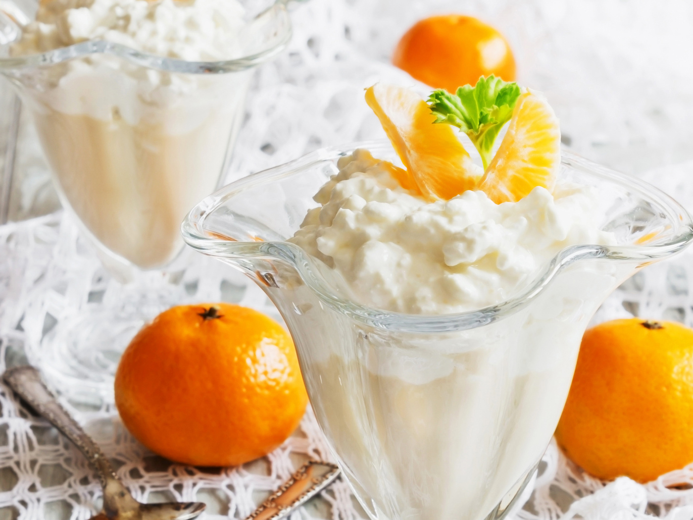 Творожный десерт с мандаринами в креманке 