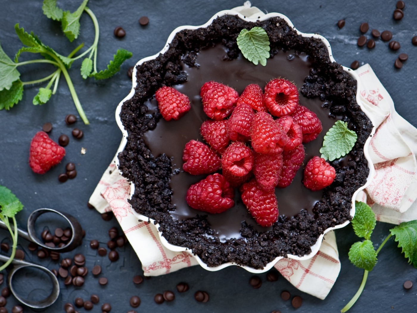 Вкусный торт со свежей малиной 