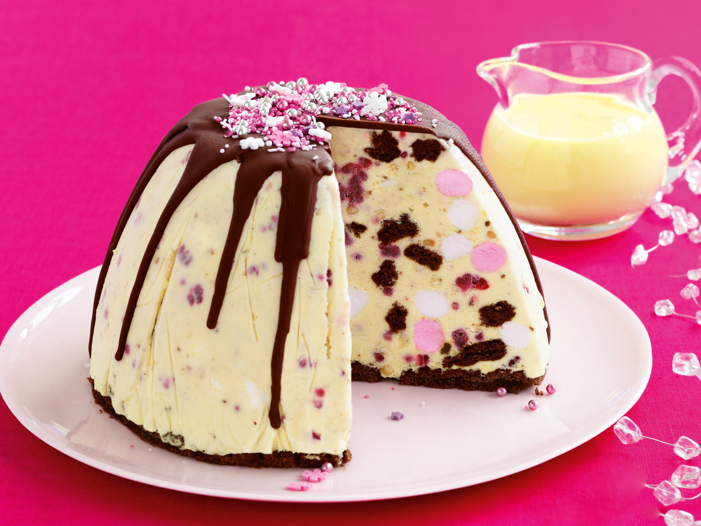 Вкусный десерт с шоколадом на розовом фоне