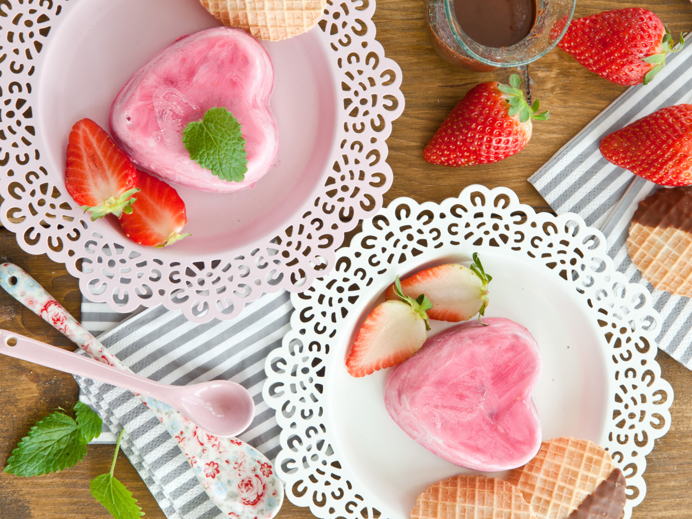 Десерт в форме сердца на тарелке со свежей клубникой