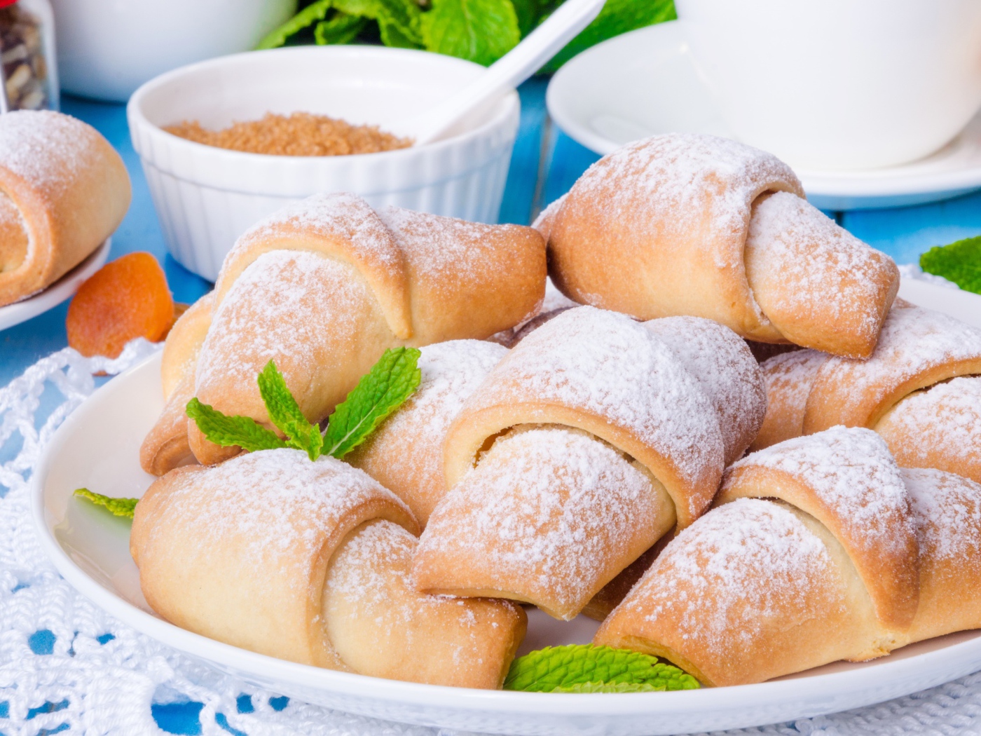 Свежие круассаны на столе 