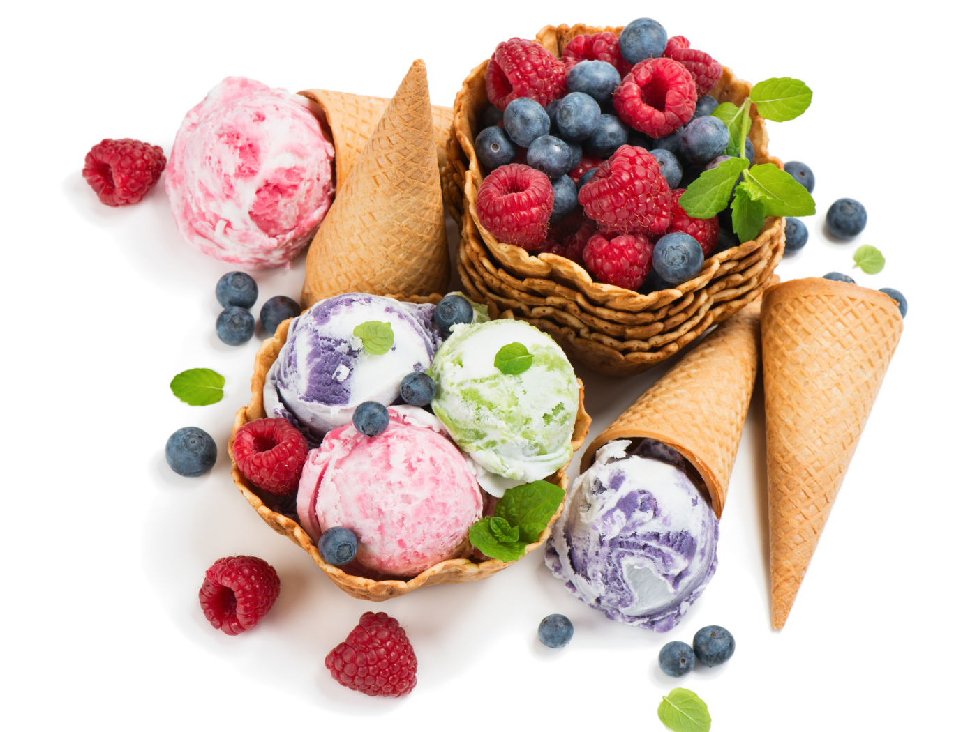 Шарики фруктового мороженого с ягодами и вафельными рожками