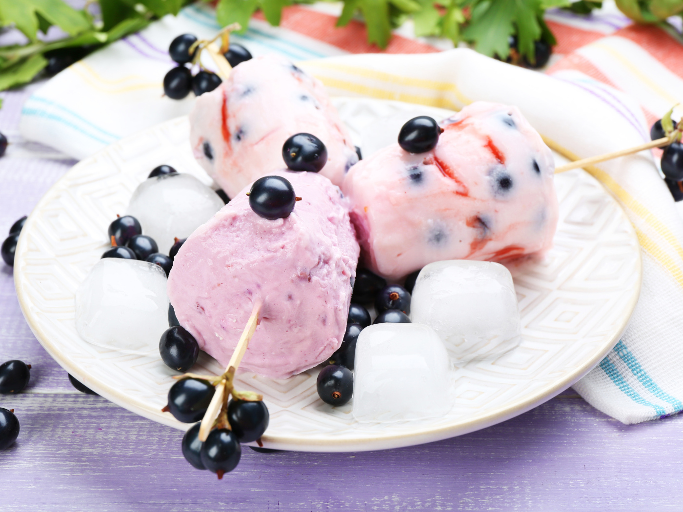 Фруктовое мороженое с ягодами черной смородины
