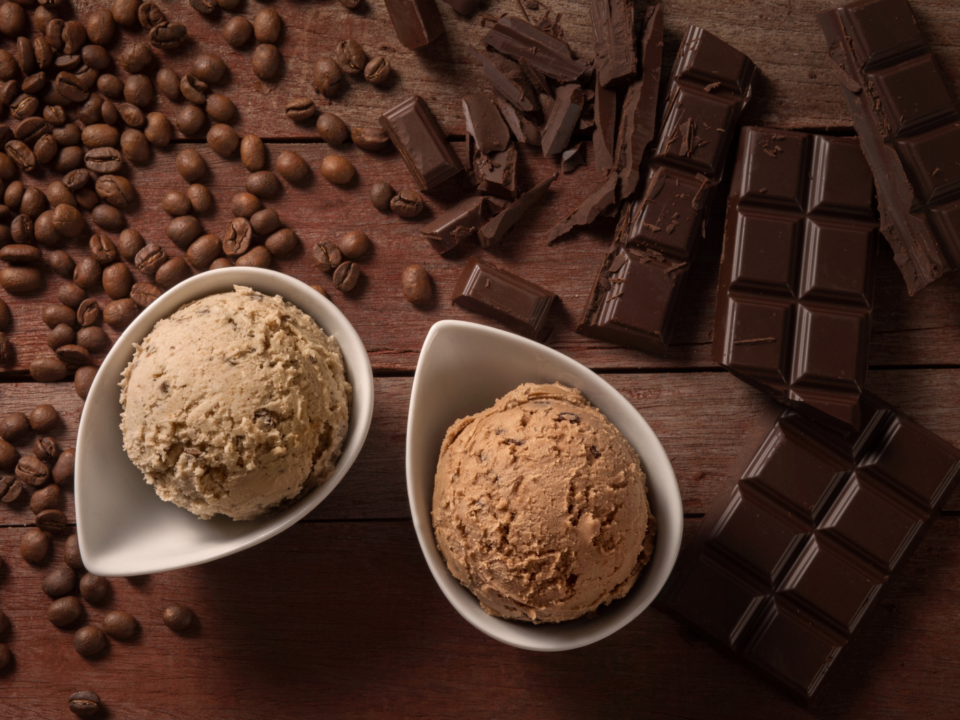 Мороженое с кофейными зернами и черным шоколадом