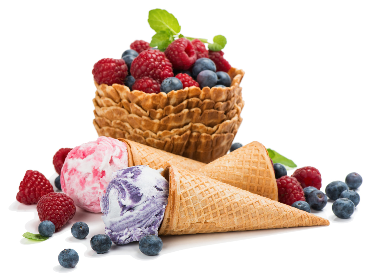 Мороженое с вафлями и свежими ягодами на белом фоне