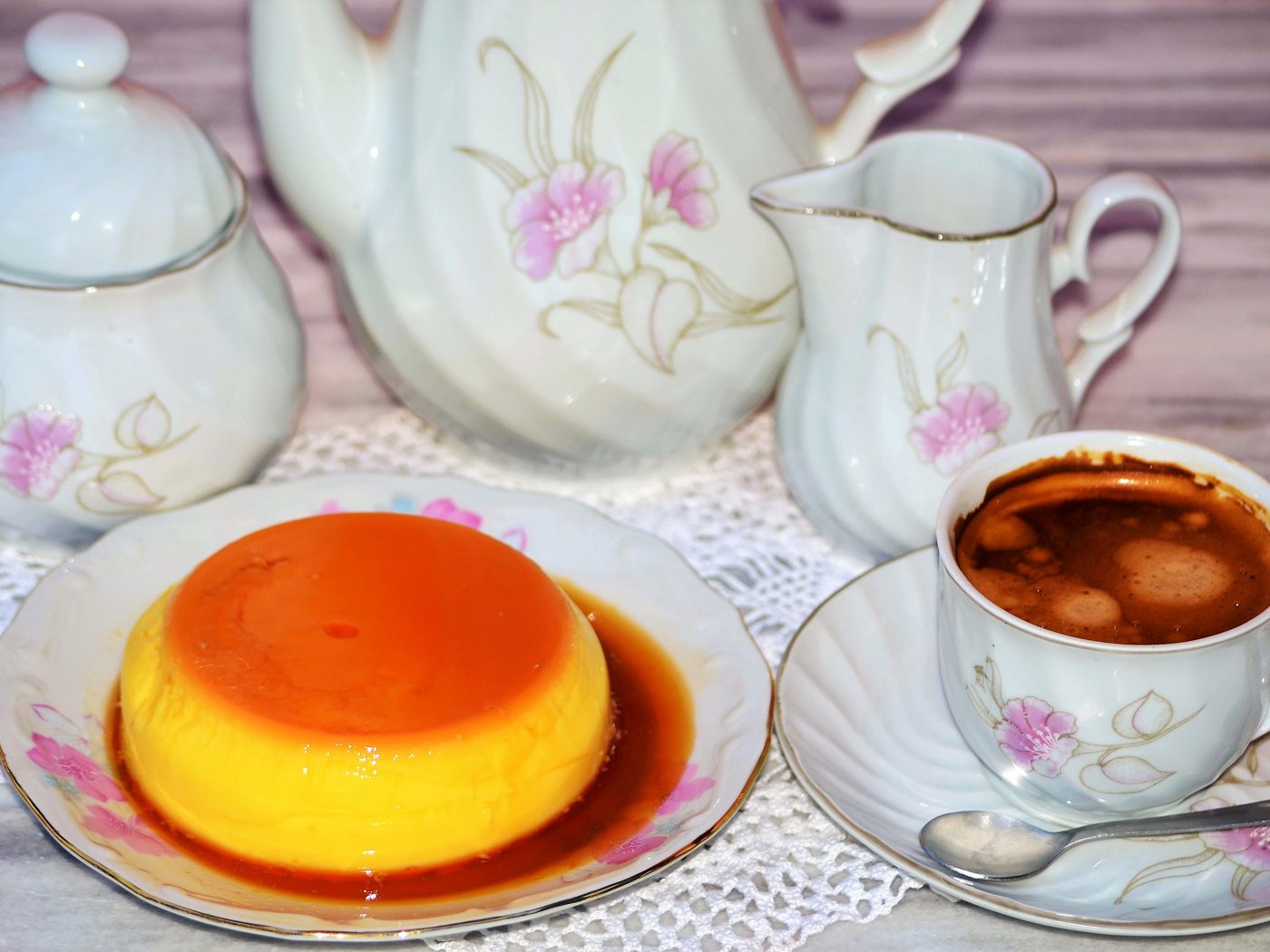 Желе на столе с кофе и сервизом на завтрак