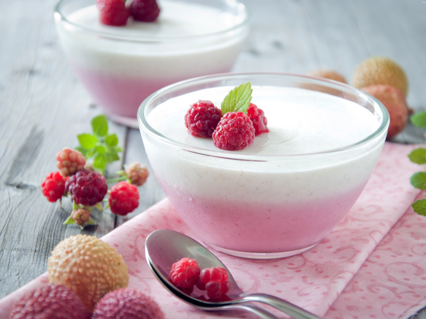 Молочно - ягодное суфле с ягодами малины и мятой