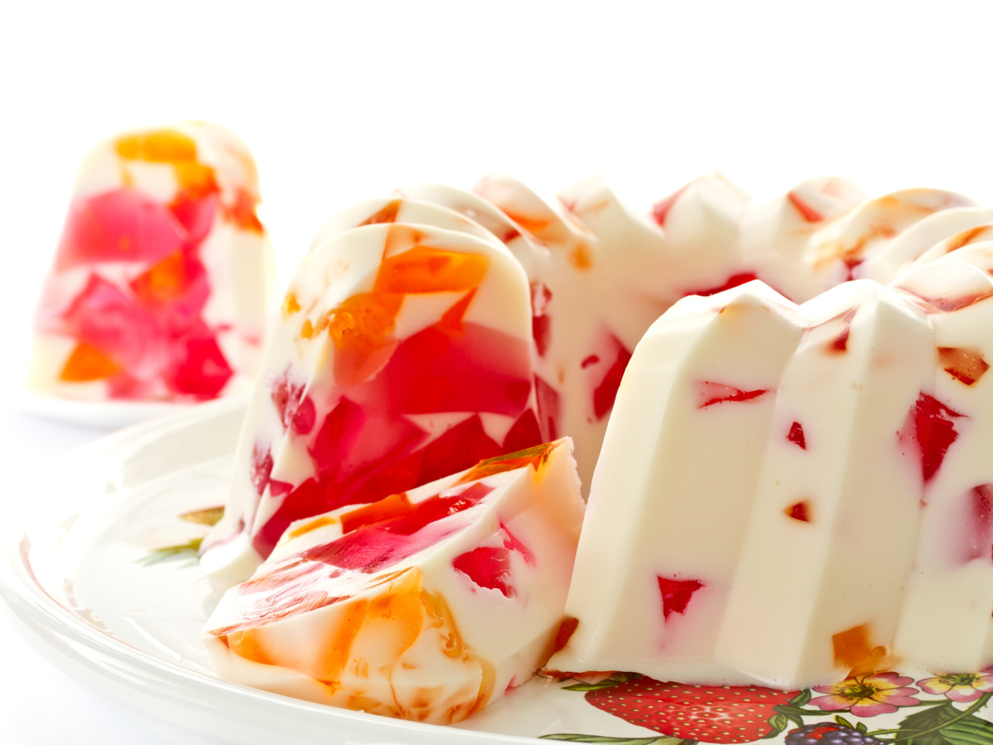 Молочный десерт из желатина на белом фоне  