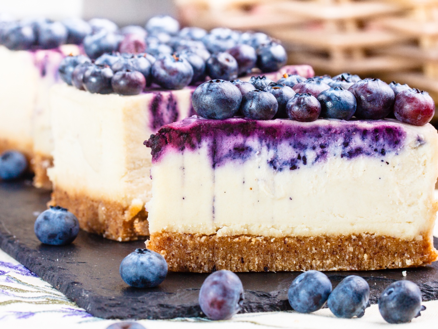 Кусочки чизкейка с ягодами вкусной черники