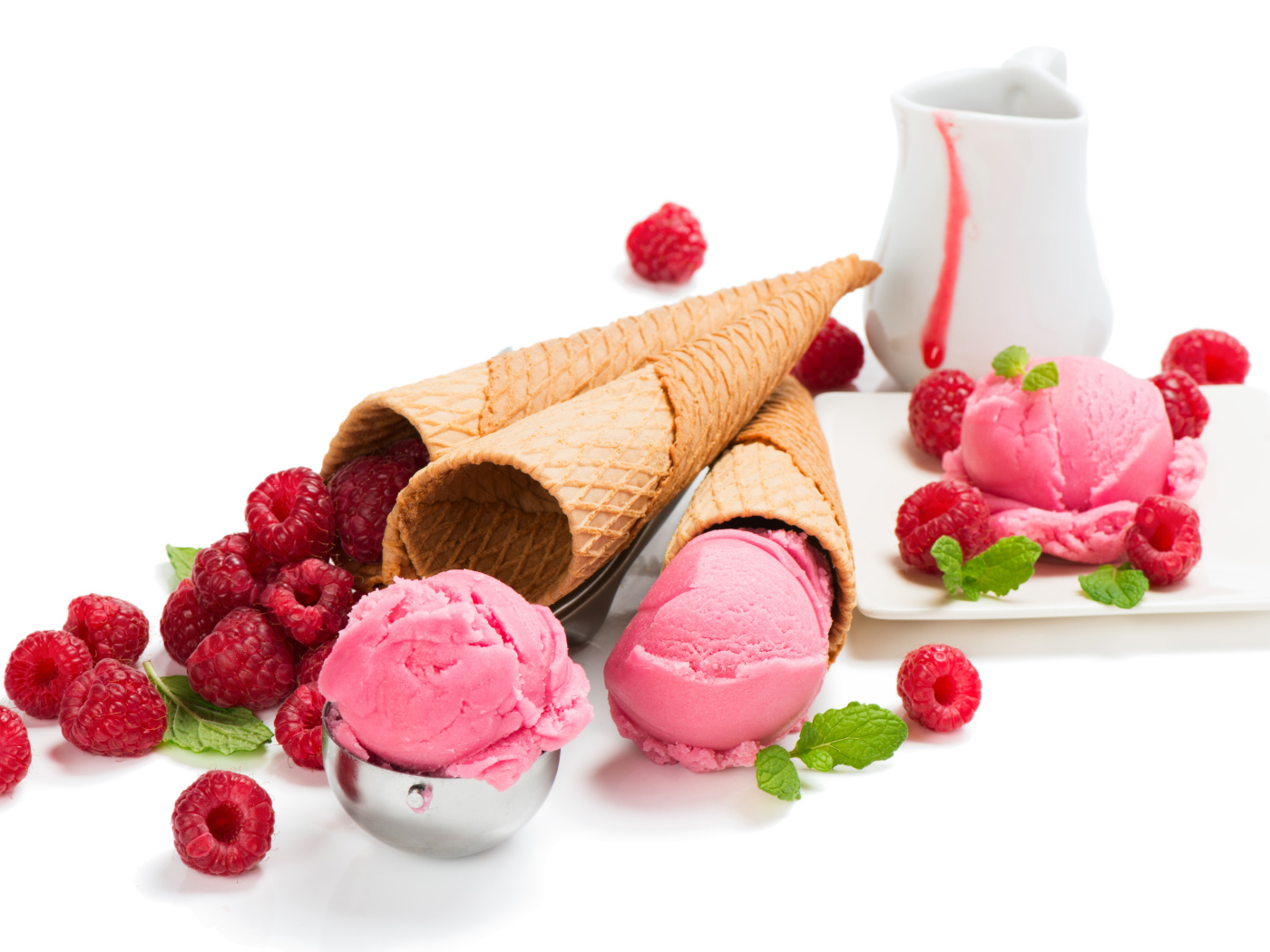 Малиновое мороженое в вафельных рожках на белом фоне