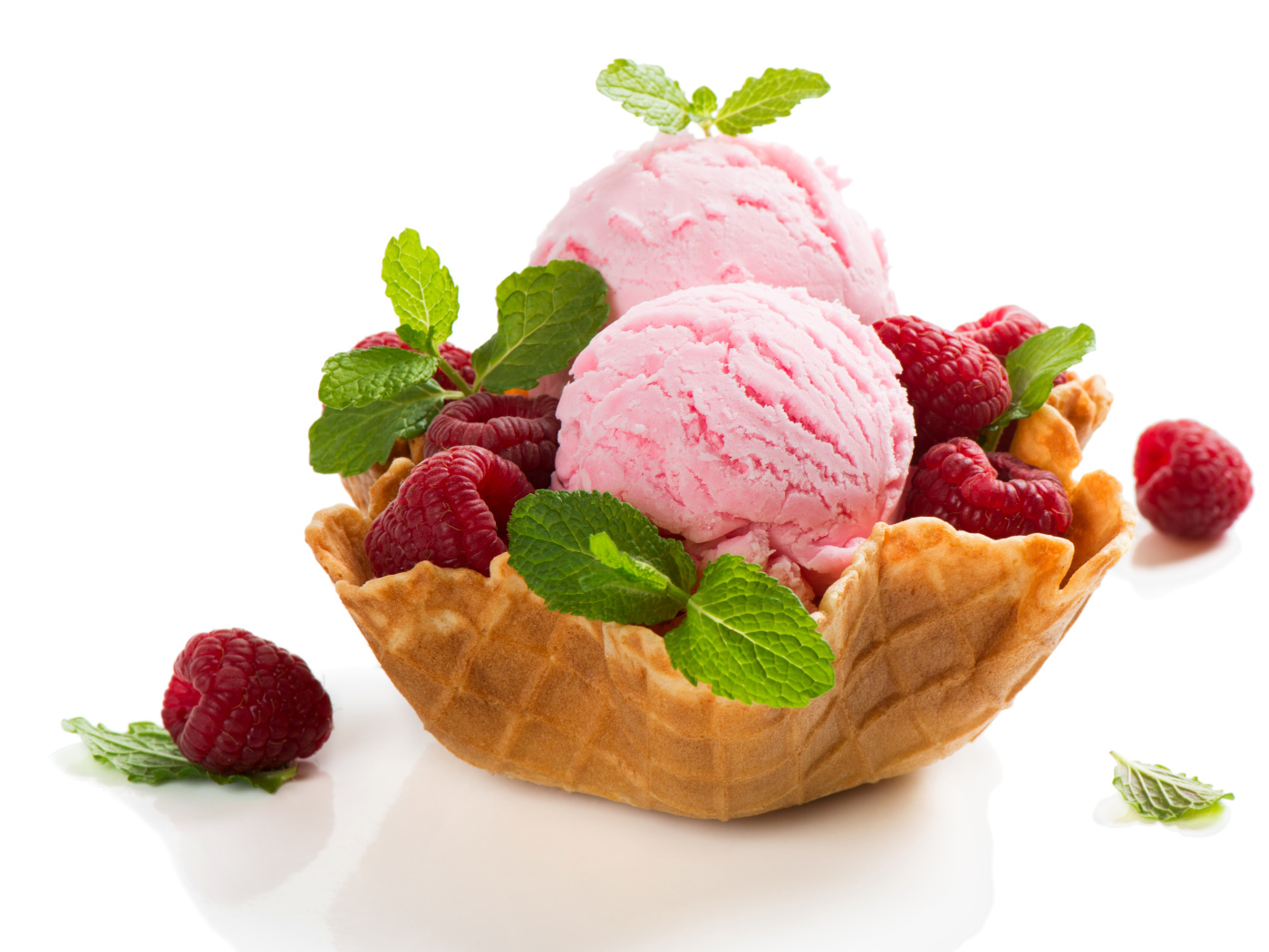 Малиновое мороженое с ягодами в вафельной корзинке 