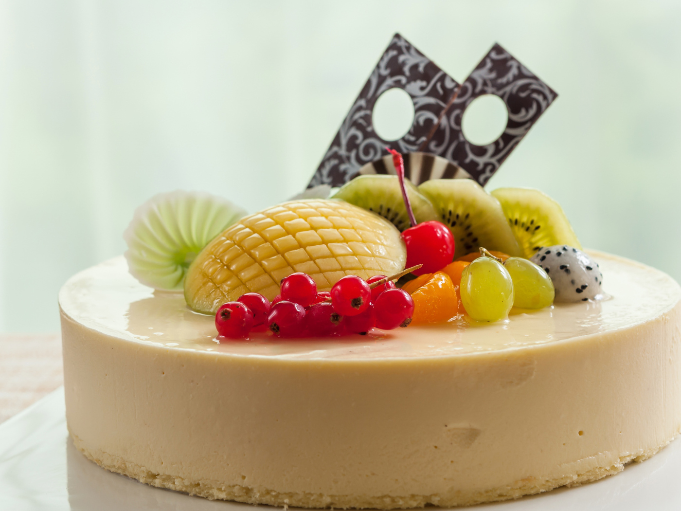 Круглый аппетитный чизкейк с ягодами  и фруктами