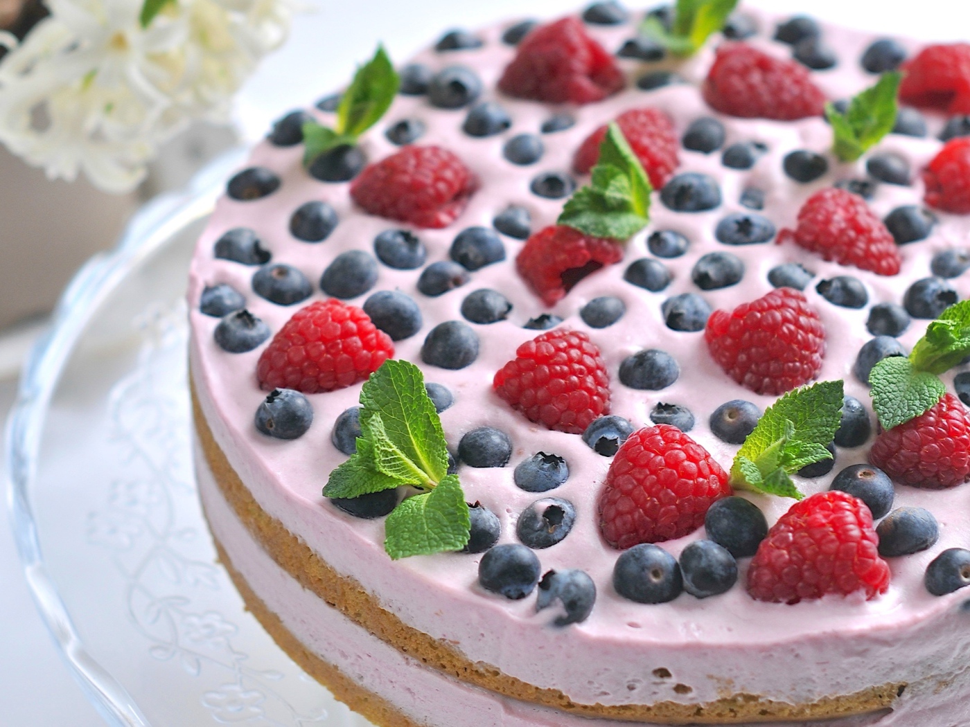 Круглый торт со свежей клубникой и черникой