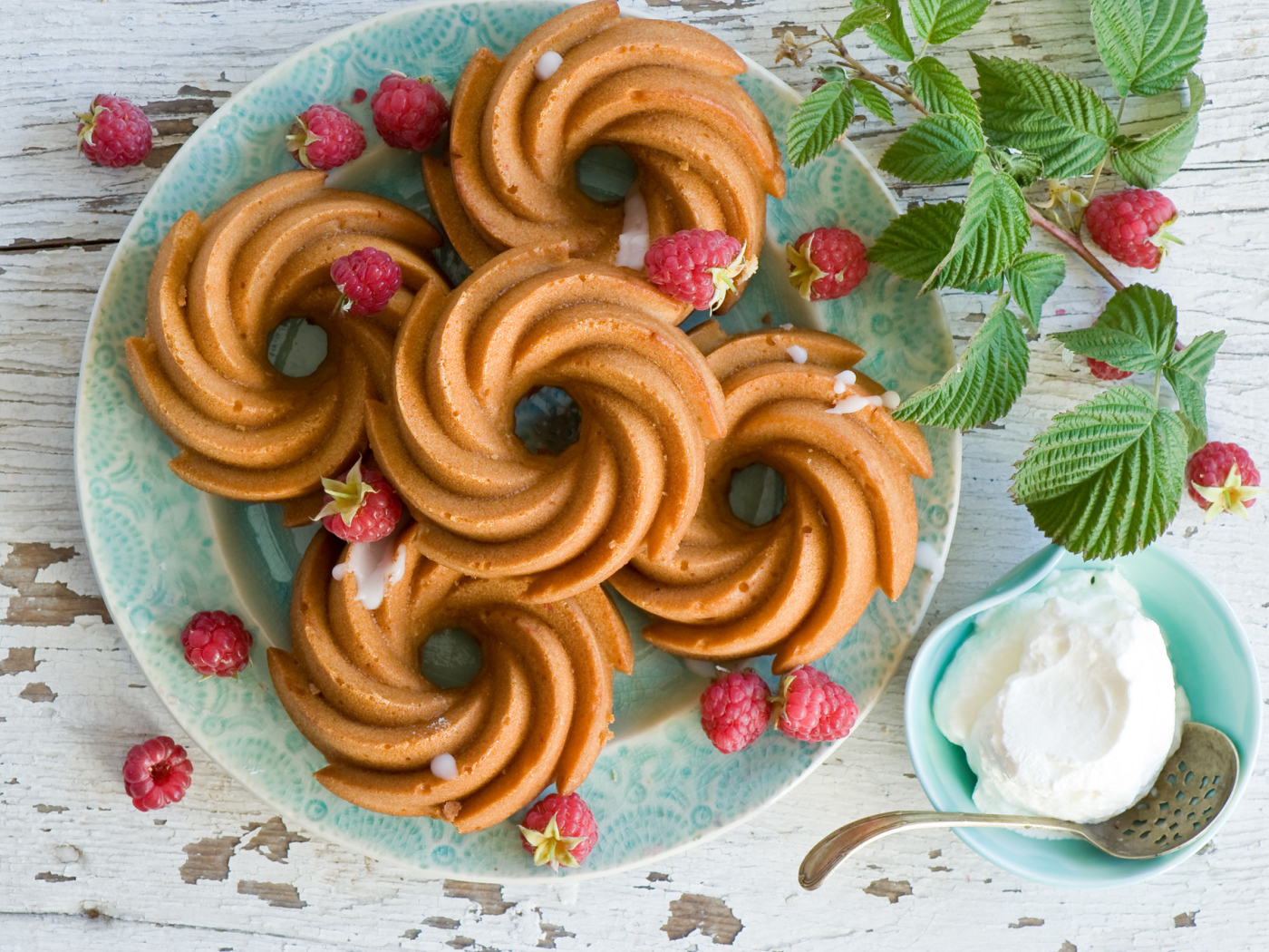 Песочное печенье на тарелке с ягодами малины