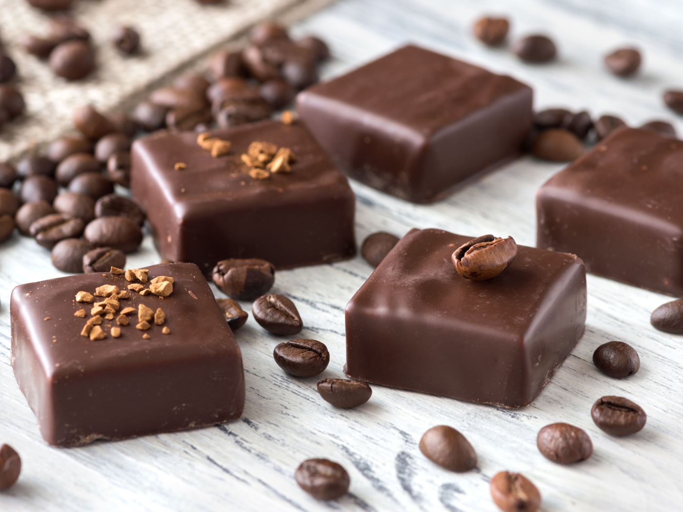 Квадратные шоколадные конфеты с кофейными зернами