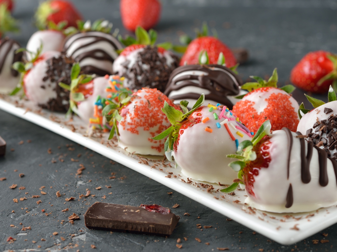 Клубника в белом и черном шоколаде