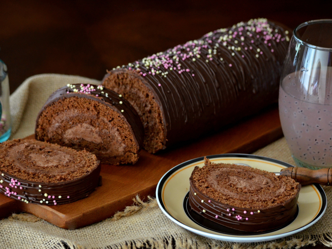 Сладкий рулет в шоколаде с шоколадным кремом