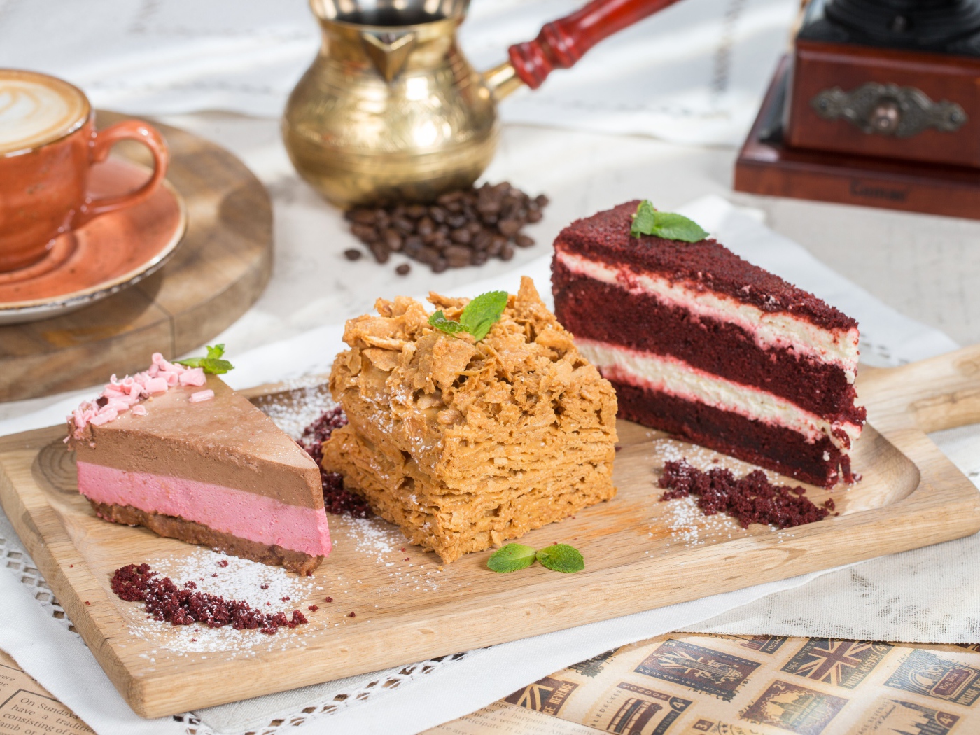 Три аппетитных куска торта на разделочной доске