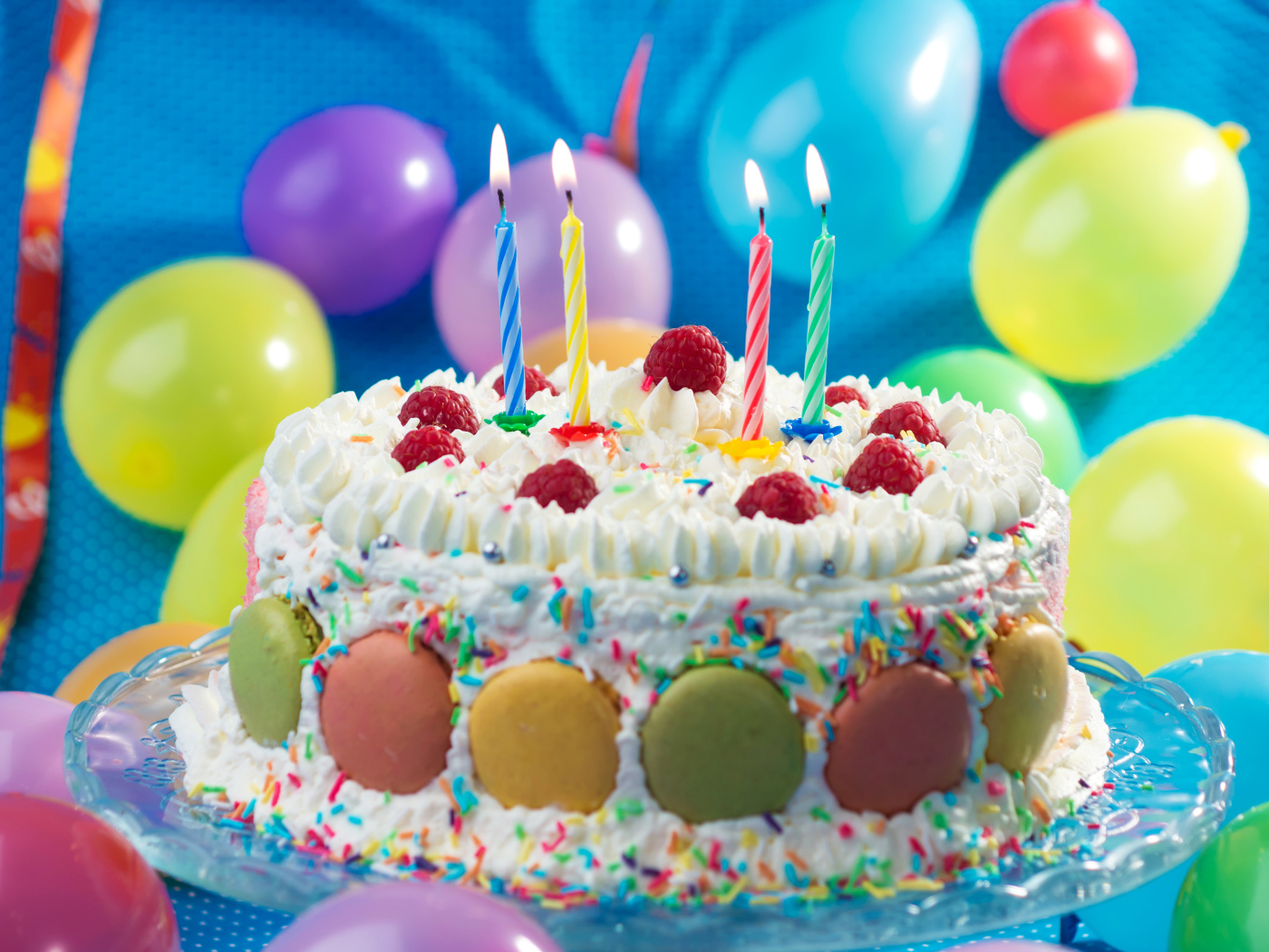 Красивый праздничный торт со свечами 